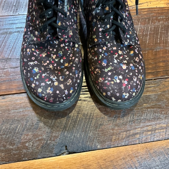 Dr. Martens Courtney Black Floral Combat Boots Women’s Size 8 - Picture 2 of 11